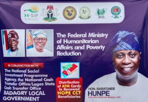 FG IN CONJUNCTION WITH LAGOS STATE GOVT GIVE CASH TO LESS PRIVILEGED IN BADAGRY LG