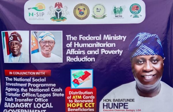 FG IN CONJUNCTION WITH LAGOS STATE GOVT GIVE CASH TO LESS PRIVILEGED IN BADAGRY LG