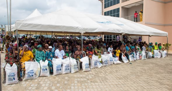 Hunpe distributes food palliatives to 600 residents across 10 wards