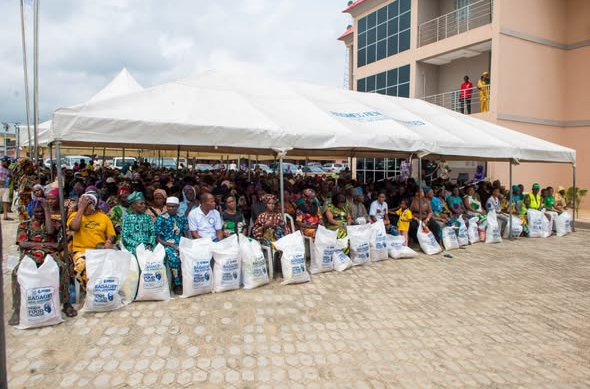 Hunpe distributes food palliatives to 600 residents across 10 wards