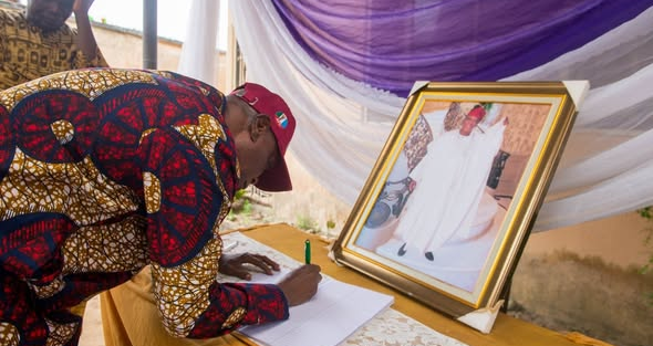 Hunpe pays condolence visit to the family of APC Apex Leader