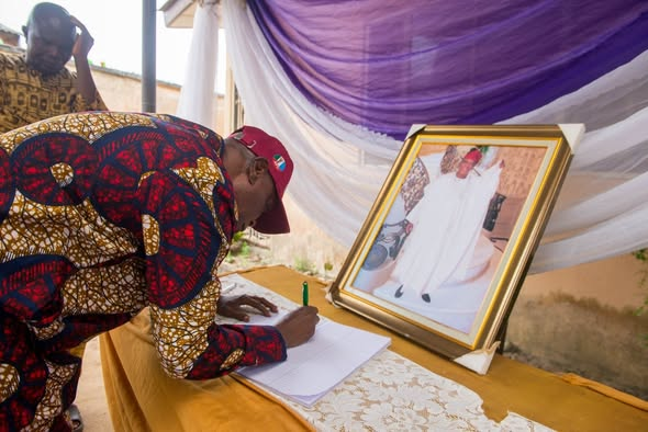 Hunpe pays condolence visit to the family of APC Apex Leader